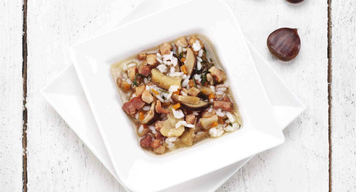 Suppe mit Reis, Kastanien und Pilzen