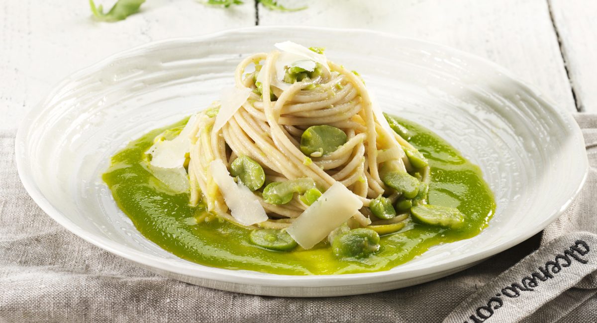 Dinkelspaghetti mit Ackerbohnen-Pesto, Pecorino-Käse und Rucola-Creme