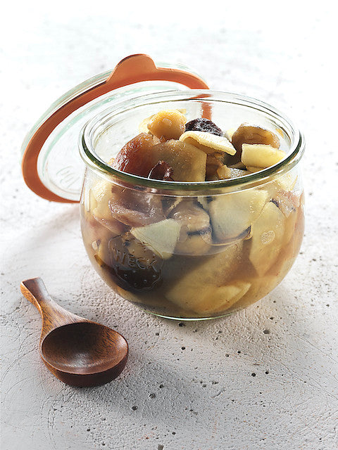 Obstkompott mit grünem Tee und Gin
