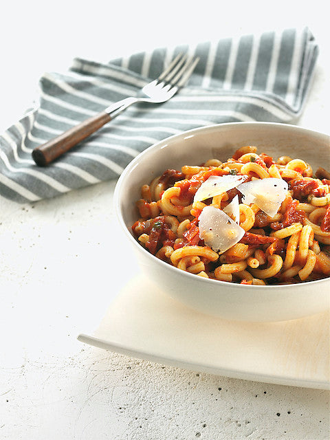 Gramigna-Dinkelnudeln mit Tomaten-Auberginen-Sauce und getrockneten Tomaten