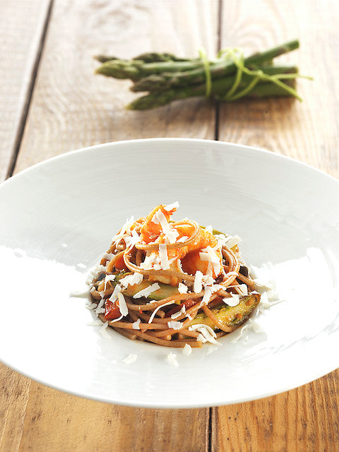 Dinkel-Spaghetti mit Gemüsesauce, weißem Spargel und Garnelen