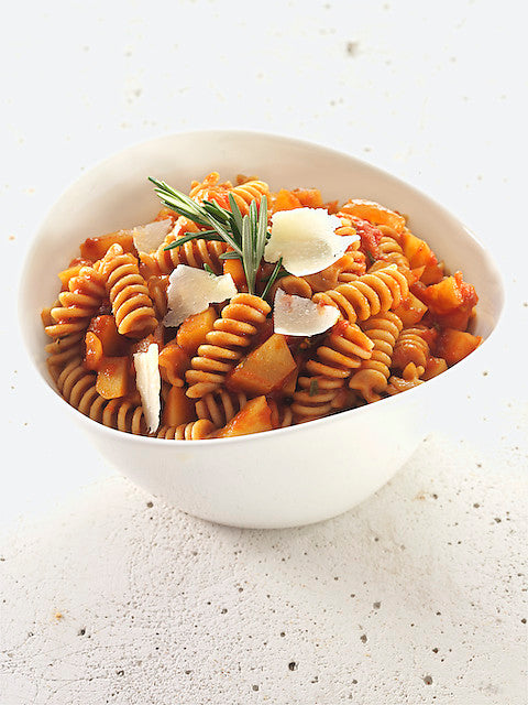 Fusilli aus Vollkorndinkel mit Tomatensauce, Steinpilzen und Topinambur