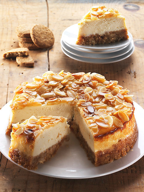 Cheesecake mit Dinkelkeksen, Mandeln und Honig