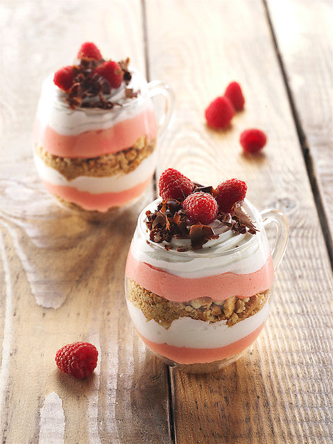 Tiramisù mit Himbeermousse und Zitronenkeksen