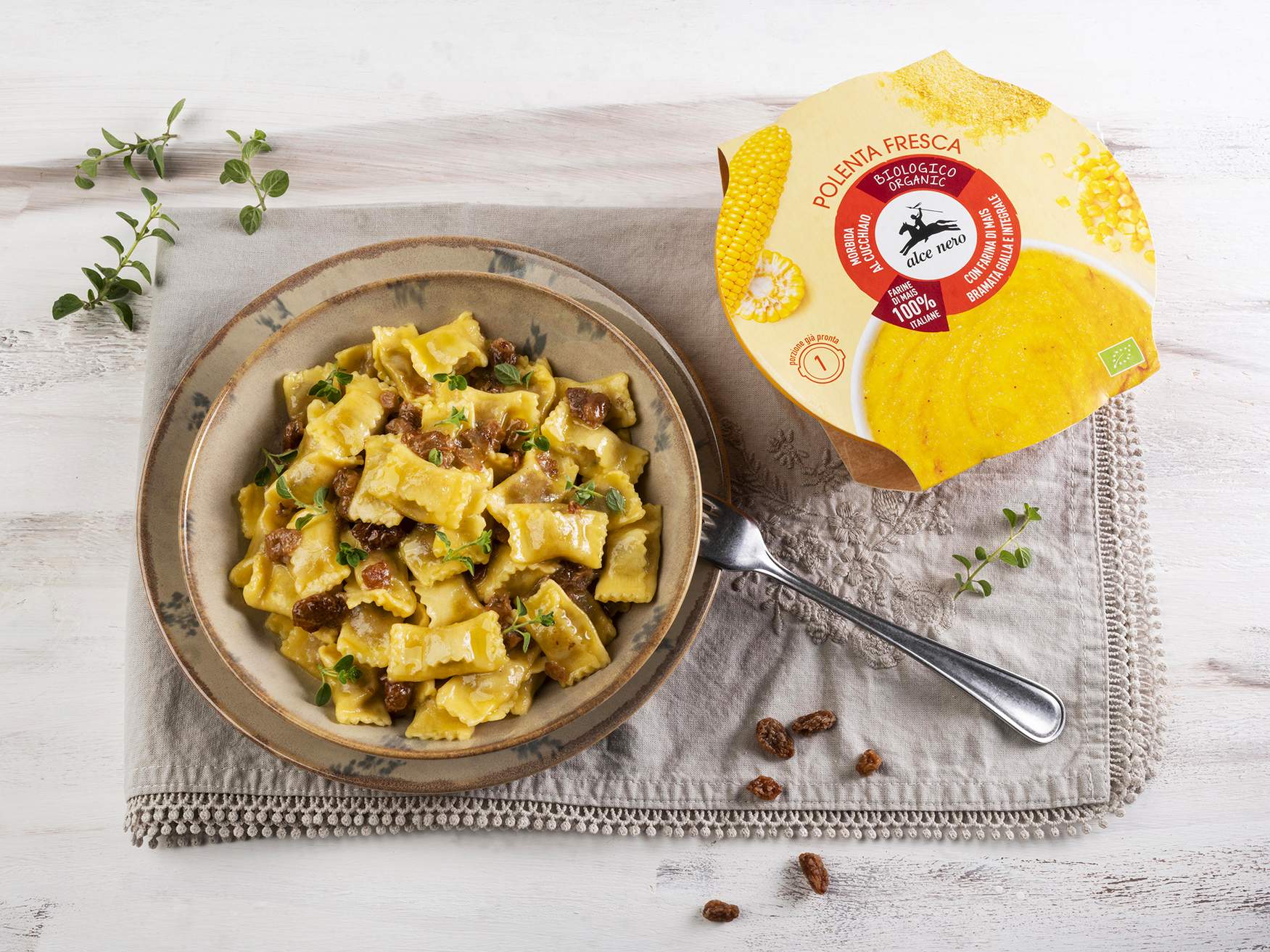 Mit Polenta und Taleggio-Käse gefüllte Plin-Teigtaschen